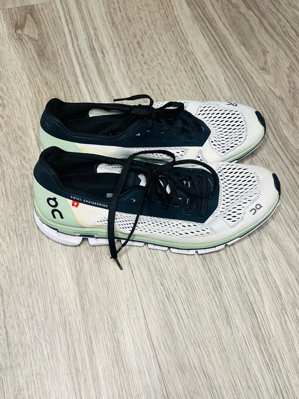 On Running Women’s 7.5 Cloud Sneakers White Green Black Lightweight Athletic